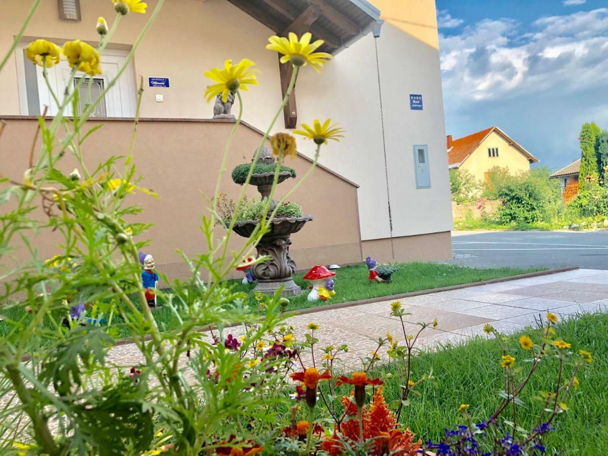 Apartmani "Mimoza" Otočac Esterno foto